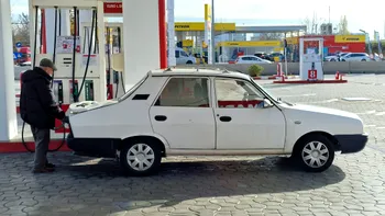 Benzina și motorina s-au scumpit din nou, după două săptămâni de liniște. Șoferii români primesc o nouă lovitură la pompă