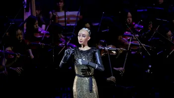 VIDEO: Un robot umanoid a urcat pe scenă alături de o orchestră clasică. Sophia vrea să înțeleagă „experiența umană” a artei
