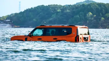 SUV-ul chinezesc care se transformă în barcă: Chery a traversat un lac cu noul Jetour G700
