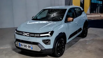 Dacia și parbrizul: de ce crapă uneori ușor și ce greșeli agravează fisurile mici