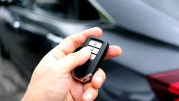 Sistem keyless care merge la o ușă, dar nu la alta: antene, baterie cheie sau interferențe locale