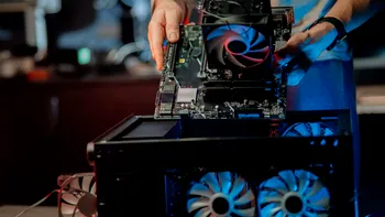 Piața PC-urilor pentru gaming și upgrade se prăbușește: Asus, MSI și Gigabyte vând cu milioane mai puține plăci de bază din cauza boom-ului AI