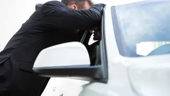 Obiectele pe care nu ai voie să le ții în mașină vara. Cazurile în care șoferii riscă amenzi uriașe și dosare penale