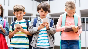 Telefoanele interzise în școli, chiar și în pauzele dintre ore. Excepția când vor putea fi folosite de către elevi și cu ce scop, conform unui proiect de lege