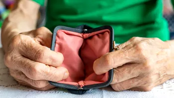 Pensionarii cer în instanță indexarea pensiilor. Câți bani au pierdut românii în ultimii doi ani