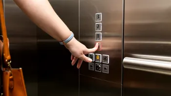 Ce să nu faci niciodată în lift. Reguli pentru a fi în siguranță, unele pot părea banale