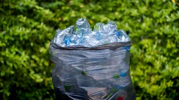 Câți bani a făcut un bărbat după ce a reciclat 8.000 de sticle în doar opt ore. Record incredibil la reciclare, în Polonia