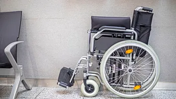 Cu câți ani mai devreme ieși la pensie dacă ai handicap? Legea explicată simplu