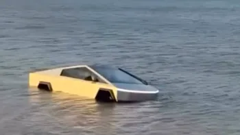 Un șofer de Tesla Cybertruck a confundat modul pentru traversarea apei cu funcția de barcă și și-a scufundat mașina într-un lac VIDEO