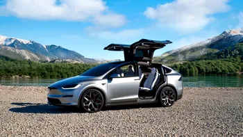 Tesla oprește Model X, iar piața o ia razna: SUV-ul electric cu uși spectaculoase se vinde cel mai repede second hand