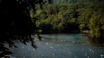 Lacul din România care se încălzește singur. Fenomenul rar atrage turiști din toată lumea