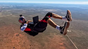 ASUS ProArt și Red Bull duc creația la extrem: laptopul care transformă aventurile aeriene în povești spectaculoase