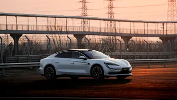 BYD vrea să bată Tesla la încărcare: stații de 1.500 kW și planul care poate schimba Europa