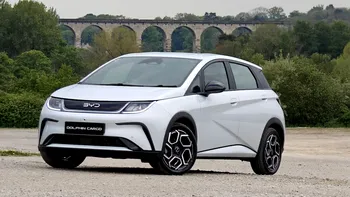 Chinezii vin cu duba electrică pentru firme mici: BYD Dolphin Cargo e-Van are pompă de căldură și cameră 360 standard la 558 kilometri autonomie