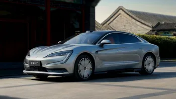 Mașina electrică BYD care se întoarce pe loc ca un tanc. Chinezii arată funcția pe care americanii doar au promis-o