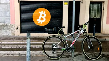 Bitcoin se prăbușește, iar piața cripto pierde trilioane de dolari. Legătura cu febra AI