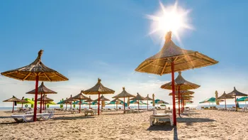Cât costă o bere şi un şezlong în Eforie, la final de iunie 2026. Preţurile îi uimesc pe turişti