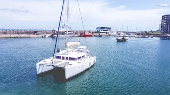 Cât costă o plimbare cu catamaranul în largul Mării Negre, la Eforie, în 2026. Copiii au acces gratuit