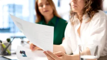 Contract pe perioadă determinată sau nedeterminată? Diferențele care îți pot influența salariul și drepturile