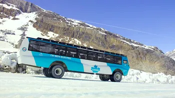 Primul autobuz electric pentru ghețari duce 52 de turiști pe Athabasca: reduce până la 300 kg de CO2 pe zi de operare