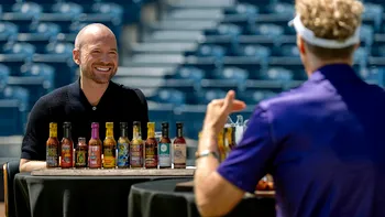 Netflix pune aripioarele picante în centrul show-ului: „Hot Ones” primește un spin-off cu Sean Evans