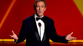 Hugh Laurie a răspuns viral după ce o jurnalistă a spus că toate episoadele din Doctor House sunt la fel. Replica actorului a făcut furori online