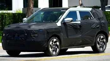 Hyundai pregătește un Kona EV complet schimbat. SUV-ul electric mic devine mai robust și primește tehnologie cu AI