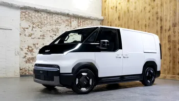 Duba electrică de la Kia se vinde atât de bine încât producția nu mai ajunge. PV5 devine surpriza flotelor din Europa
