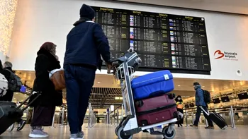Mii de zboruri din iarnă ar putea fi anulate, avertizează companiile aeriene. Se fac reduceri masive de personal