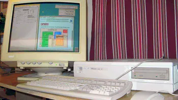 Cum a paralizat un student internetul fără să vrea. Greșeala de cod care a declanșat primul mare „virus” online în 1988