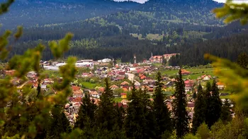 Orașul mic din România care a cucerit Europa. Mulți îl traversează fără să știe ce minuni ale naturii ascunde