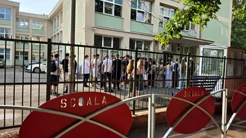 Scandal la Evaluarea Națională 2026. Sindicatele spun că mii de profesori au rămas blocați până la 8 ore în școli
