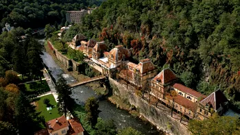 Stațiunea din România unde se tratau împărații Imperiului Habsburgic. Clădirile par desprinse din Viena