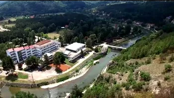 Stațiunea ieftină aflată la câteva ore de România. Cazarea începe de la 13 euro, iar cafeaua costă mai puțin de 1 euro