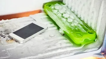 Telefonul se încinge pe caniculă, dar nu e o soluție să-l bagi în frigider. Ce să nu faci niciodată ca să-l răcești