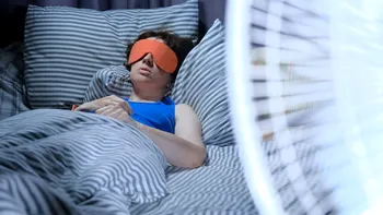 Trucul care te ajută să adormi rapid chiar şi când e caniculă. Aşa îţi păcăleşti corpul să se odihnească