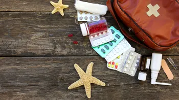 Trusa medicală pentru vacanță. Ce nu ar trebui să îți lipsească din bagaj înainte de plecare