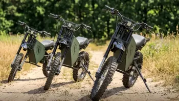Ucraina trimite pe front motocicleta electrică Wolfstorm. Are 100 de kilometri autonomie și poate transporta doi militari