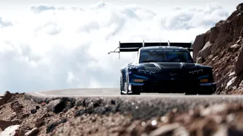 Mașinile electrice au umilit din nou motoarele pe benzină la Pikes Peak. Ford Mustang Mach-E a urcat muntele ca un prototip de curse