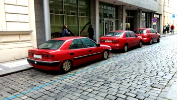 Mașina se lasă într-o parte după o noapte de stat: arc, amortizor sau presiune roată, ce verifici prima dată