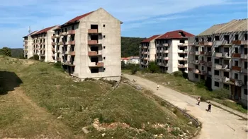 Orașul-fantomă din România unde poți cumpăra un bloc întreg cu 49.000 de euro. Cartierul abandonat e ascuns într-un parc național