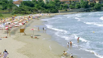 O plajă din Bulgaria, preferată de mulți români, a fost închisă din cauza contaminării cu E. coli