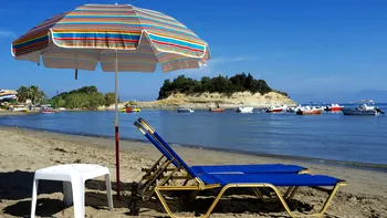 Turiștii care își blochează locul pe nisip riscă sute de euro amendă. Regulile noi aplicate în Grecia