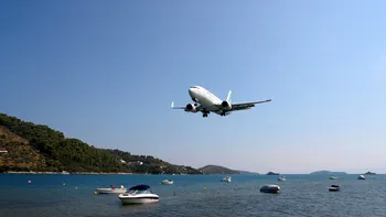 Cât te costă o vacanță în Grecia dacă alegi avionul. Prețurile biletelor în 2026 spre Santorini, Mykonos sau Corfu