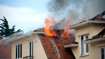 Cum poate să ardă o casă complet în mai puțin de o oră. Materialele de construcție care fac diferența în caz de incendiu