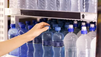 Cât costă o apă plată la 500 ml pe litoralul românesc. Un turist a fotografiat prețul pentru dovadă: 