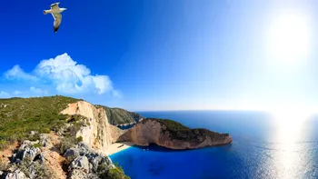 Plaja celebră din Grecia care a fost închisă pentru turiști, se dau amenzi. Cad stânci, avertizează autoritățile