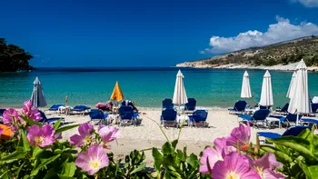 Scumpiri masive în Thassos înainte de sezonul estival 2026. Cât costă un șezlong în primul rând la plajă și ce consumație trebuie să faci