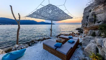 Insula din Grecia care îi face pe turiști să revină an de an. Are plaje spectaculoase și sate de poveste