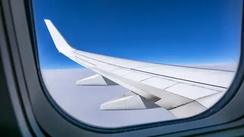 Motivul pentru care mulți oameni poartă o minge de tenis cu ei atunci când călătoresc cu avionul. Până şi experţii recomandă trucul